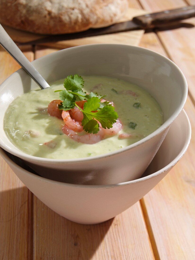 Gurken-Avocado-Suppe mit Garnelen