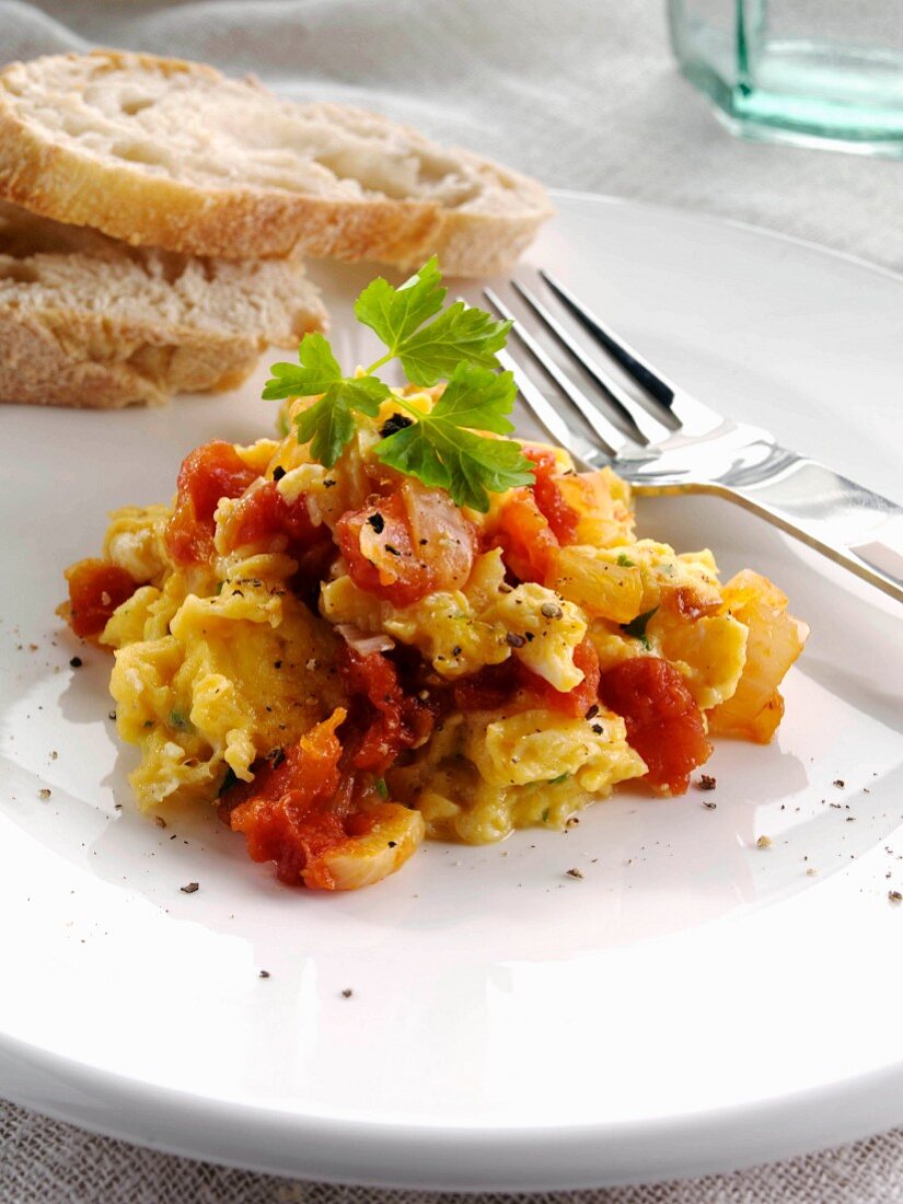 Toskanisches Rührei mit Tomaten und Brot (Italien)