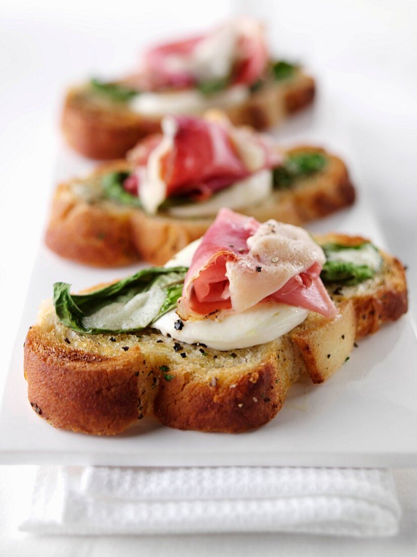 Bruschetta mit Mozzarella und Prosciutto