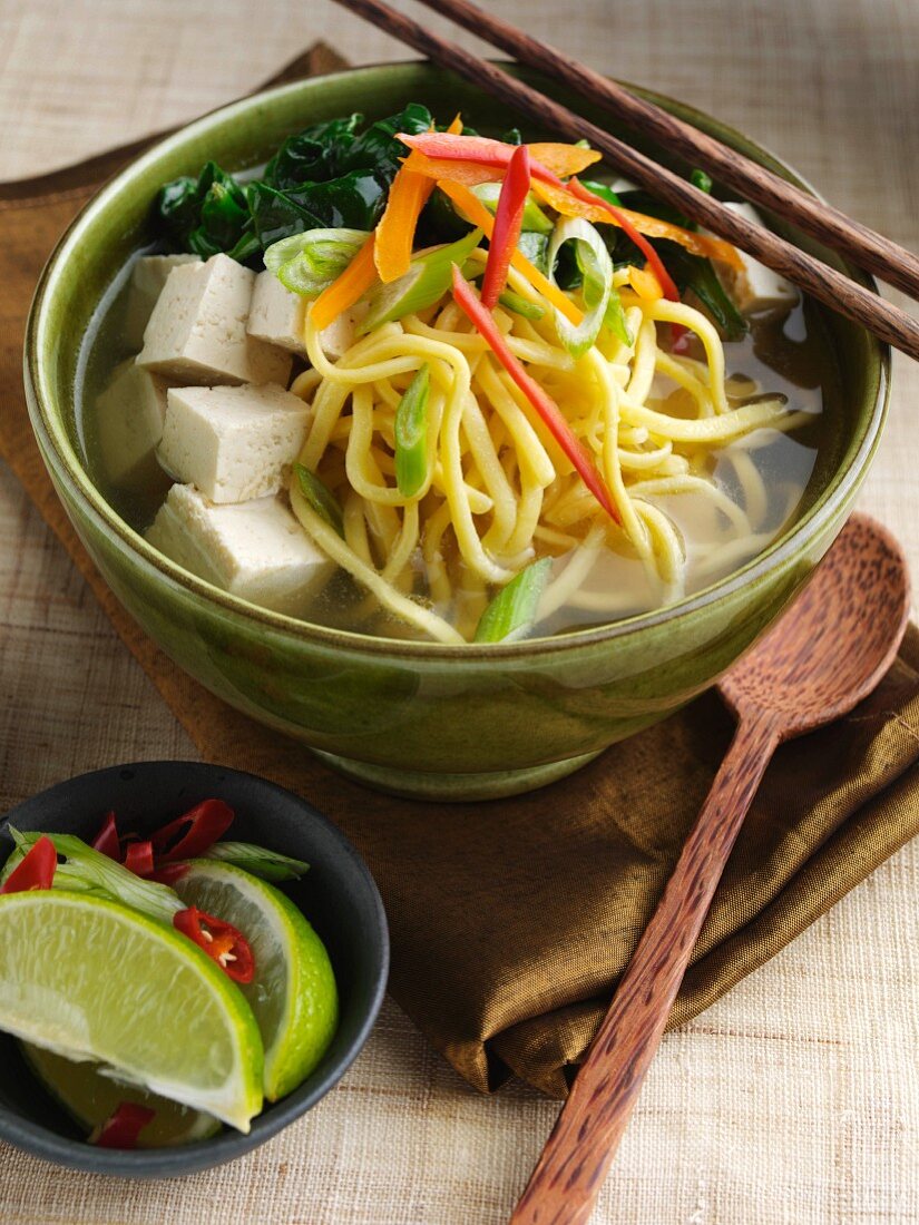 Pho Suppe miit Nudeln, Tofu und Gemüse (Vietnam)