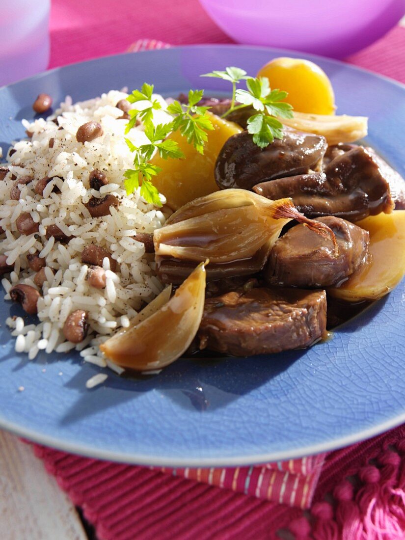 Karibischer Rindfleischeintopf mit Zwiebeln dazu Reis mit Augenbohnen
