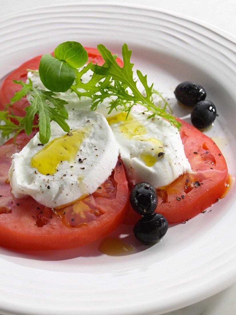 Tomatensalat mit Mozzarella und Oliven