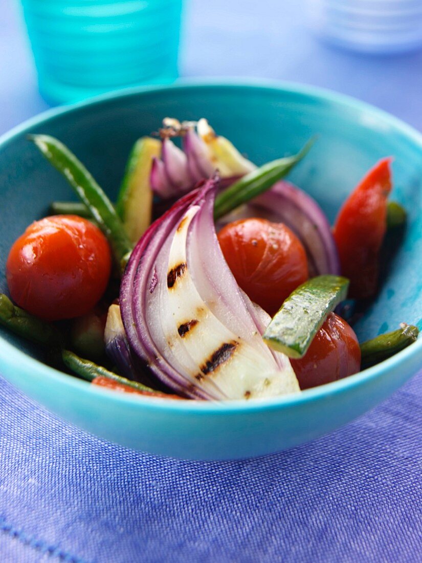 Gemüsesalat mit gerösteten Tomaten, Zwiebeln, Zucchini und Bohnen