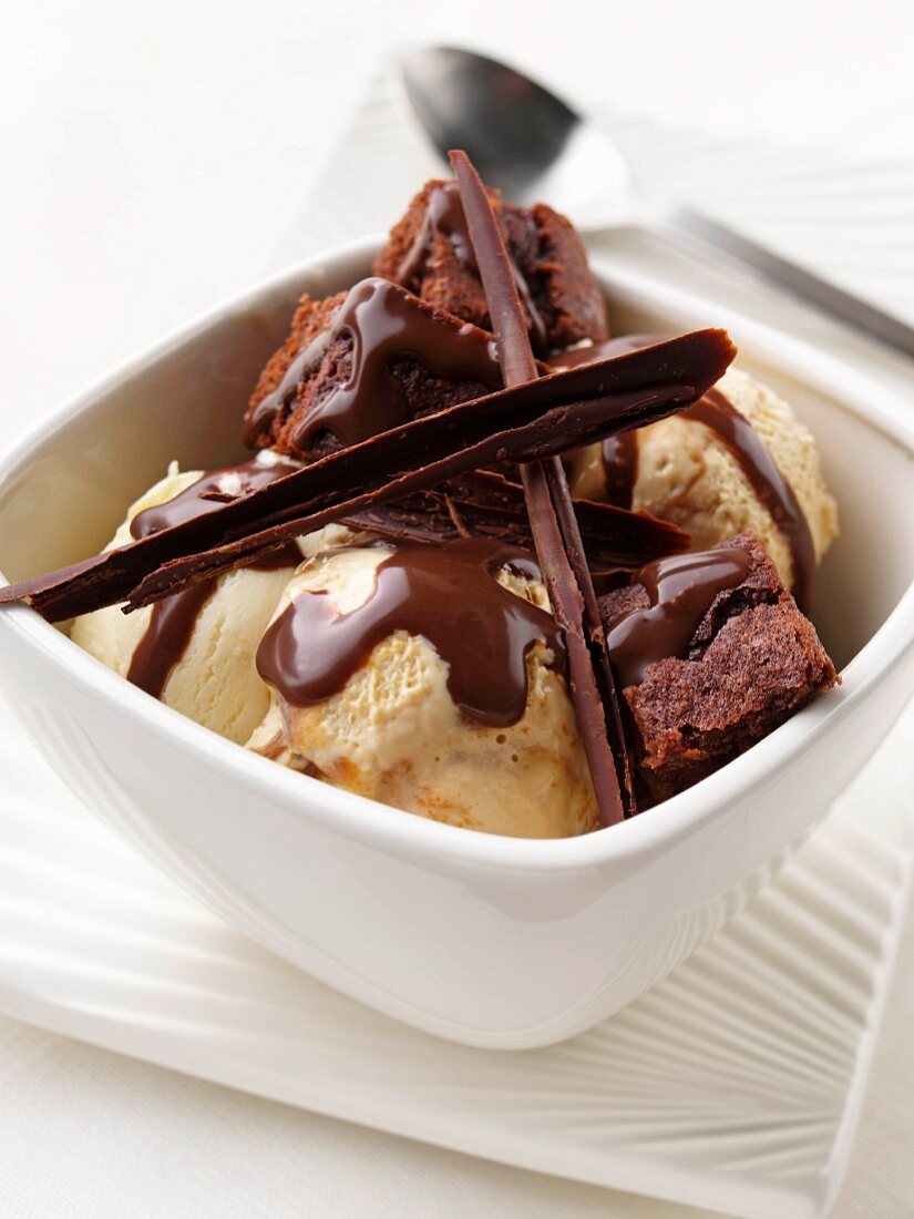 Vanilleeis mit Browniewürfeln, Schokoladensauce und Schokospänen