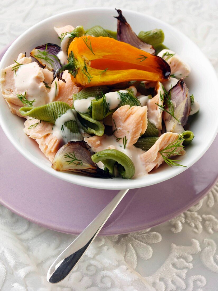 Lachs-Nudel-Salat mit Knoblauch