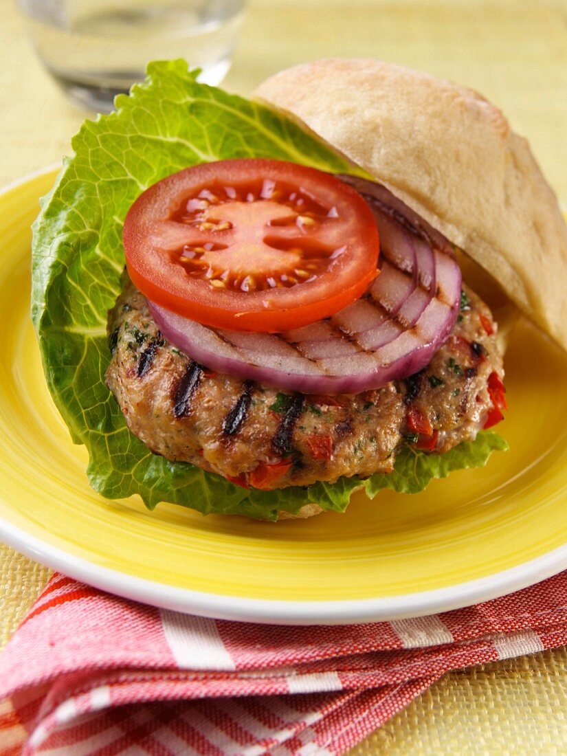 Hähnchenburger mit Salat, Zwiebel und Tomate