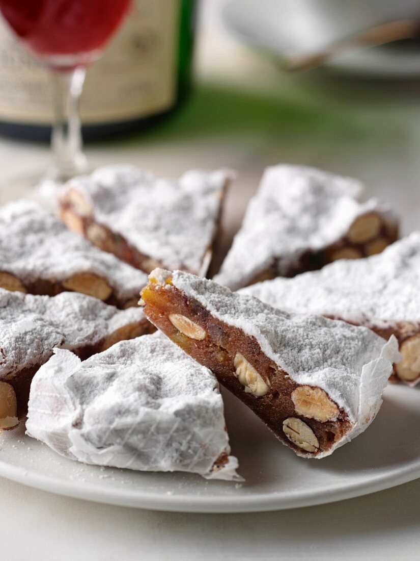 Panforte (Früchtekuchen mit Nüssen, Italien) in Stücke geschnitten