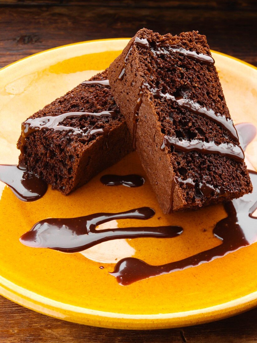 Zwei Stücke Schokoladen-Espresso-Kuchen auf Teller