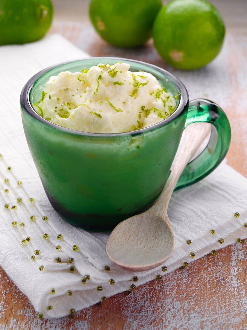 Margarita-Souffle mit Limetten in grüner Tasse
