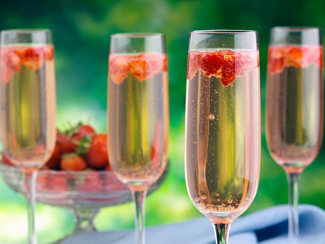 Erdbeer-Champagner in Gläsern
