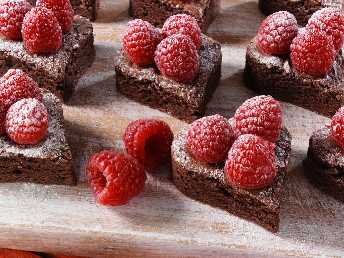 Valentins-Brownies in Herzform mit frischen Himbeeren