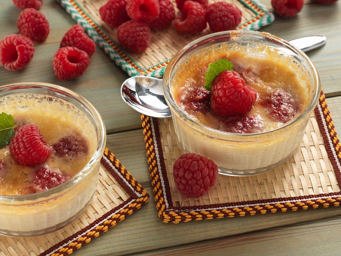 Pot de Creme mit Honig und Himbeeren (Dessert, Frankreich)