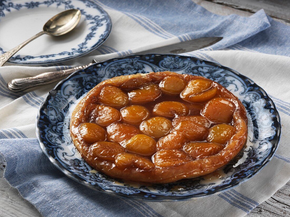 Aprikosen Tarte Tatin auf Teller