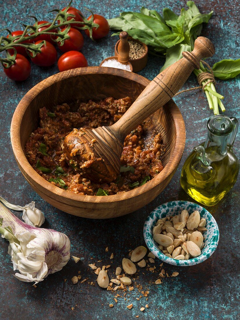 Sizilianisches Pesto mit Mandeln und Tomaten im Holzmörser (Italien)