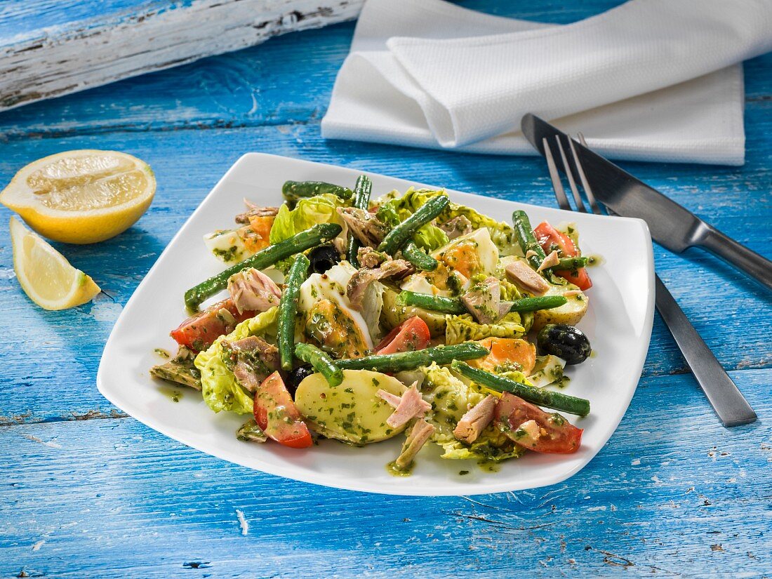 Nizza-Salat mit Thunfisch, Bohnen, Ei, Oliven und Tomaten