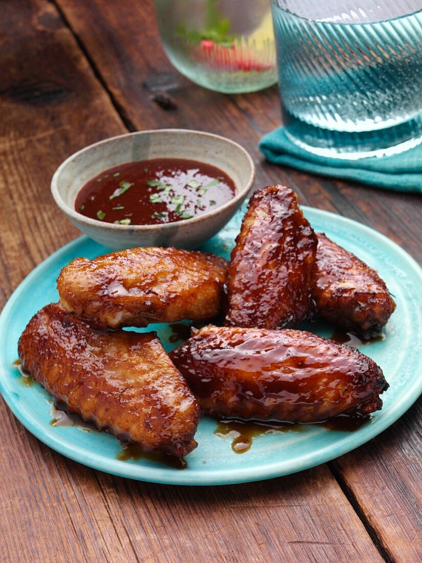 Gegrillte Chicken Wings mit BBQ-Sauce