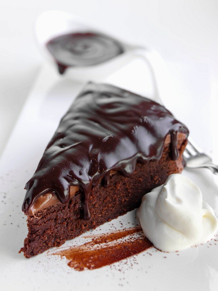 Ein Stück Chocolate Fudge Cake mit Sahne