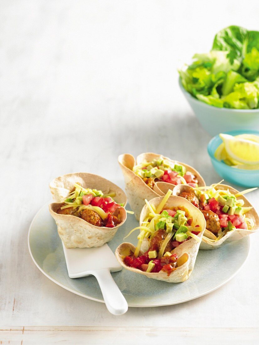 Tostadas mit Hackbällchen, Avocado und Käse