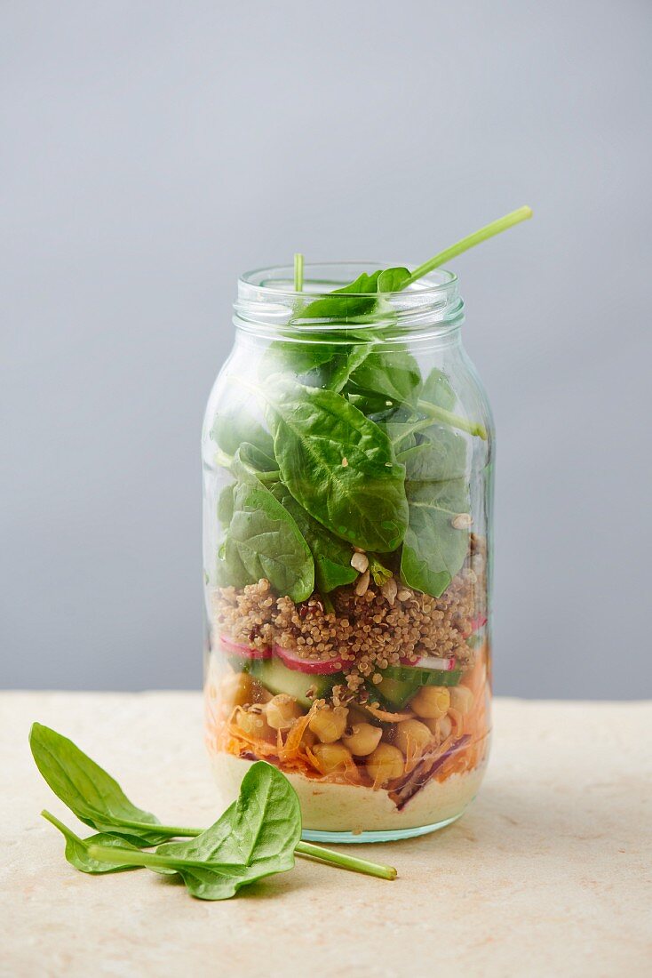 Quinoasalat mit Hummus und Gemüse im Glas