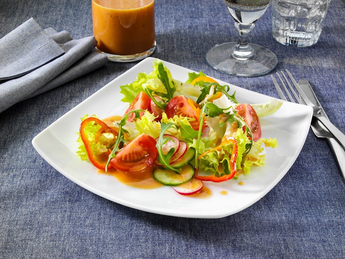 Gemischter Salat mit Blutorangen-Vinaigrette