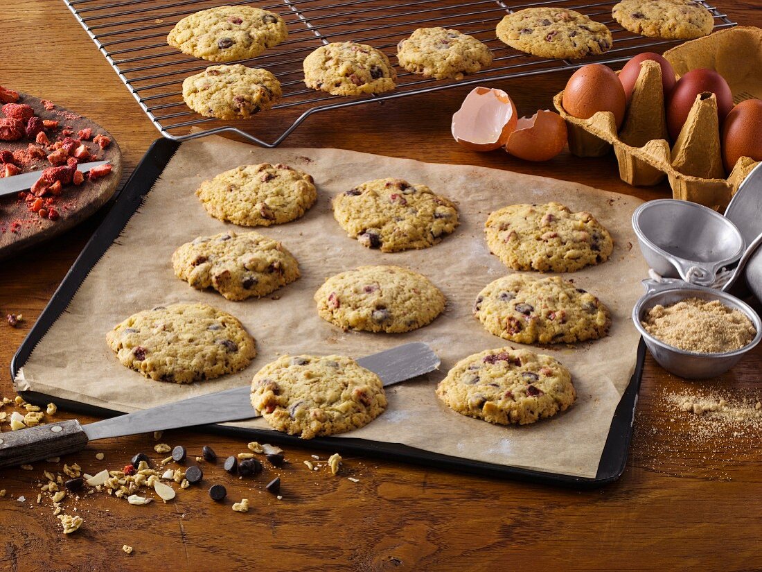 Granola Crunch Cookies auf Backblech und Abkühlgitter