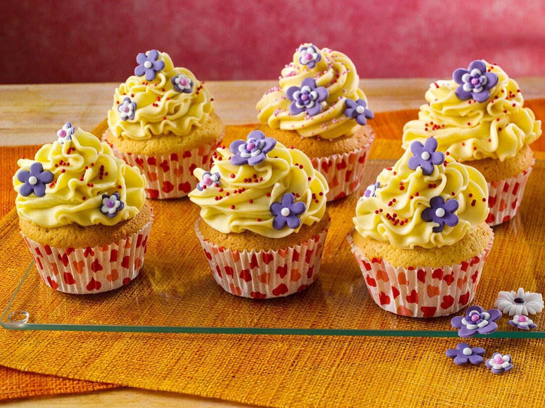 Vanille-Cupcakes mit Cremefrosting und Zuckerblüten