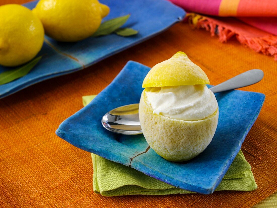 Gefrorene Zitronen gefüllt mit Zitronensorbet