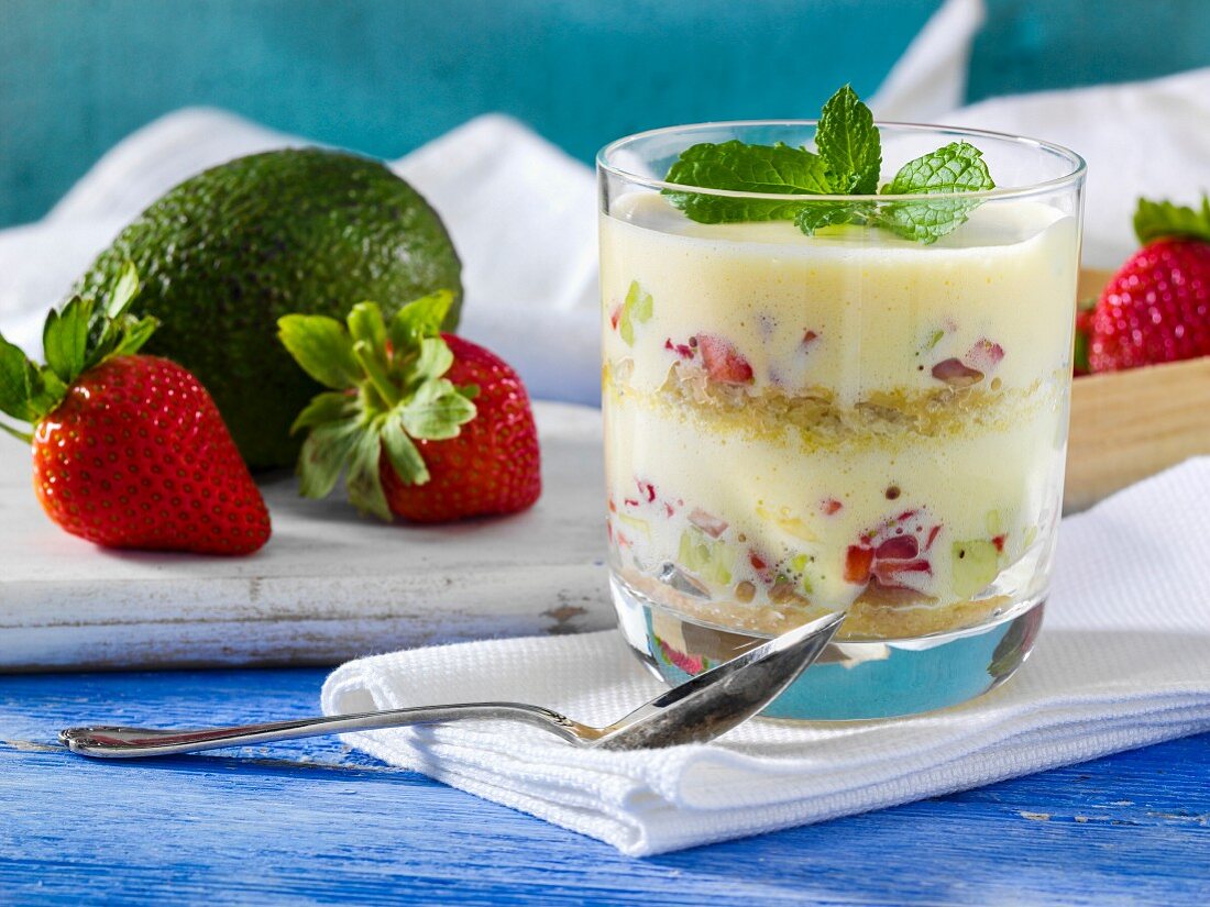 Trifle mit Avocado und Erdbeeren in Dessertglas