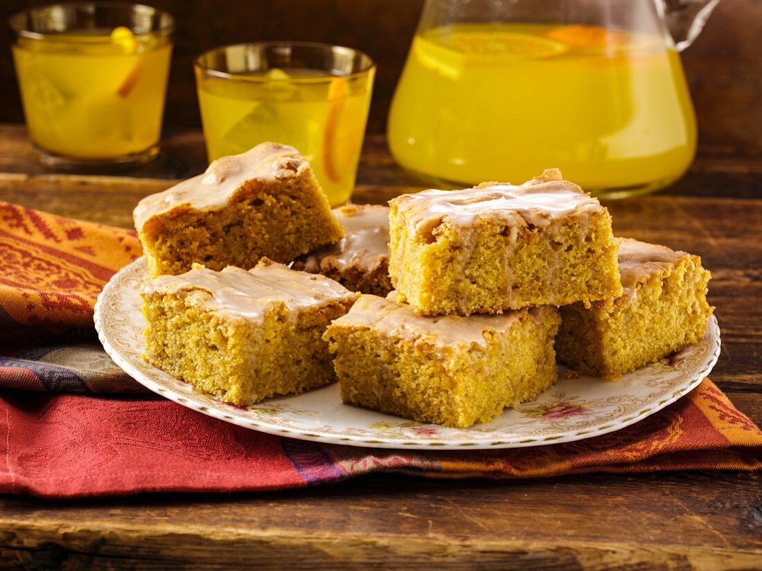 Süsskartoffel-Blondies auf Teller