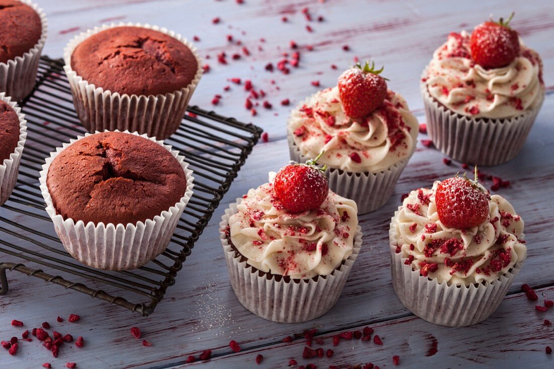 Red Velvet Cupcakes mit Cremefrosting und Erdbeeren