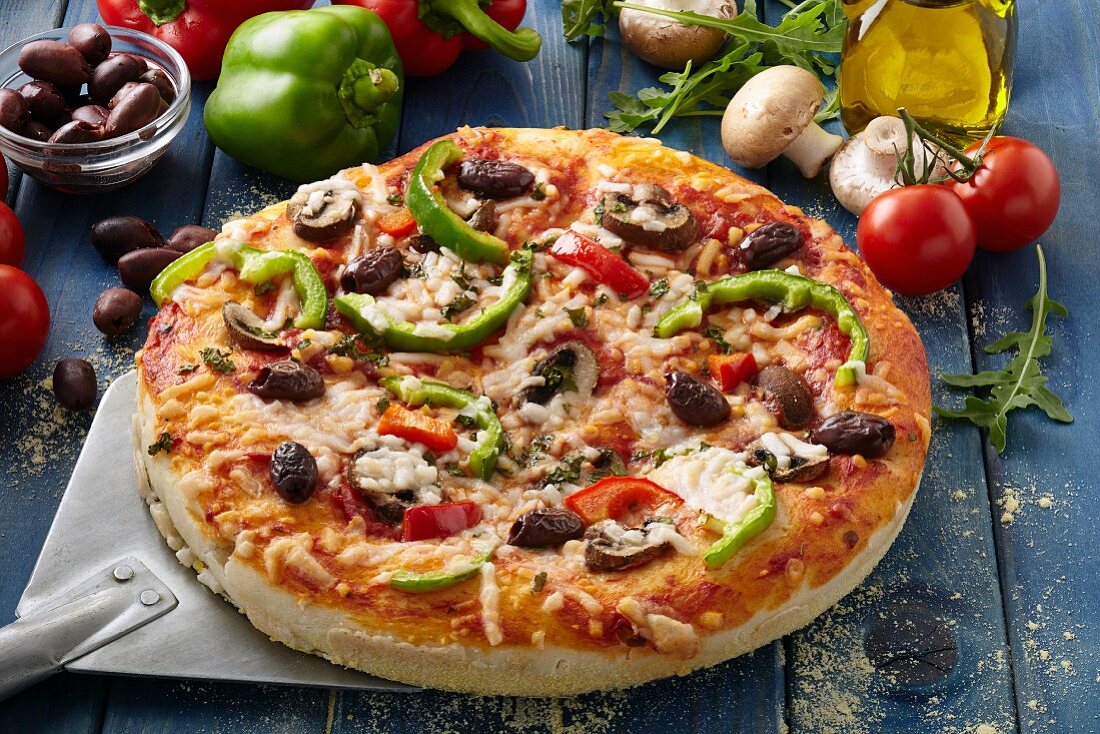 Selbstgemachte Pizza mit Paprika, Pilzen … – Bilder kaufen – 12307861 ...
