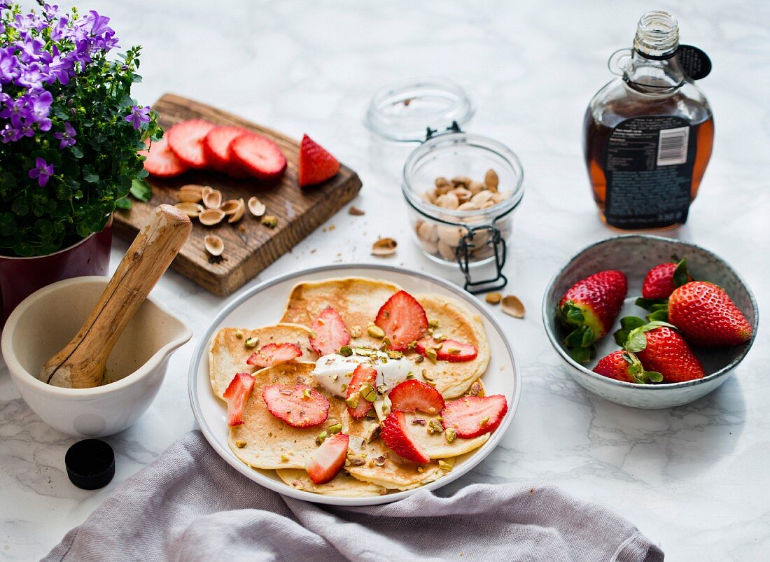 Pancakes with strawberries and pistachios