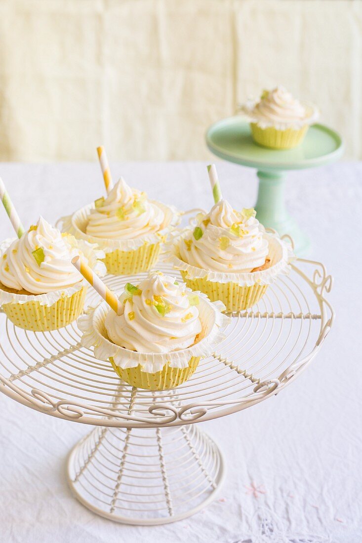 Zitronen-Vanille-Cupcakes auf Kuchenständer