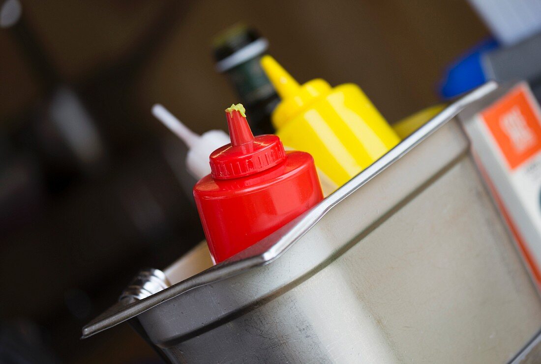 Ketchup, Senf und Würzsaucen in Metallbehälter im Restaurant