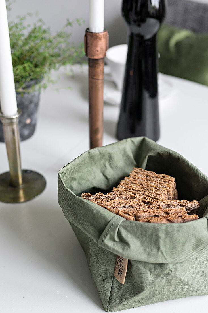 Crispbread in olive-green fabric bread basket