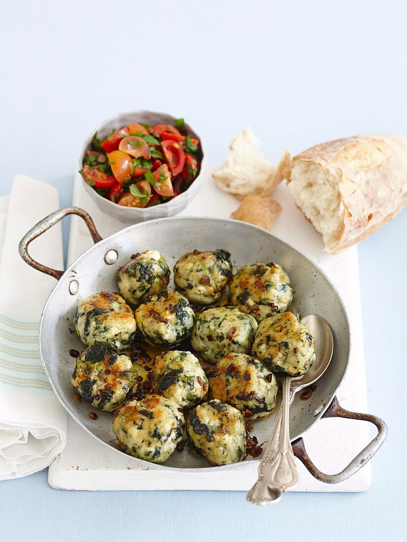 Spinat-Ricotta-Klöße mit Tomatensalsa und Weißbrot