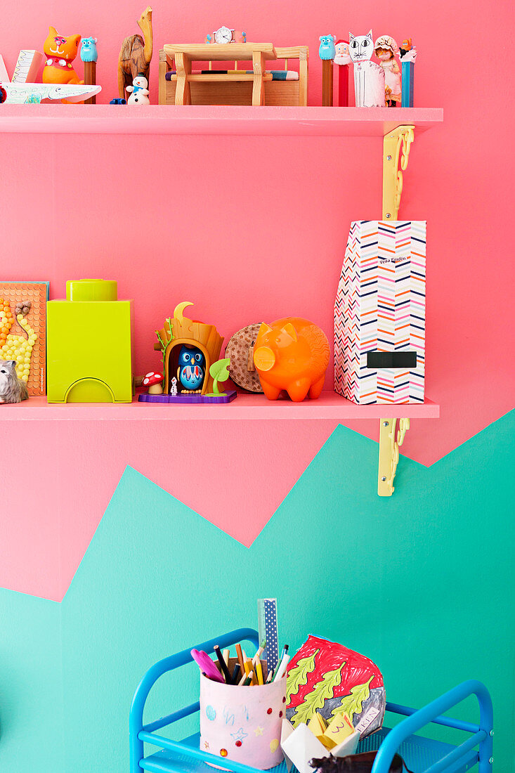 Bicoloured walls in mint and pink in child's bedroom