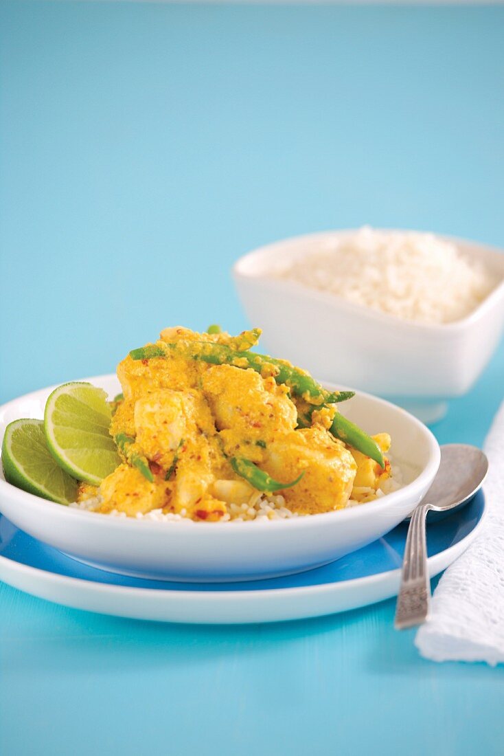 Gelbes Fisch-Curry mit grünen Bohnen, Kokosmilch und Reis