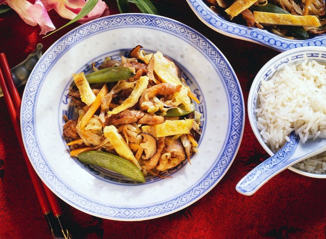 Chop Suey mit Gemüse & Pilzen auf Teller & Reis im Schälchen