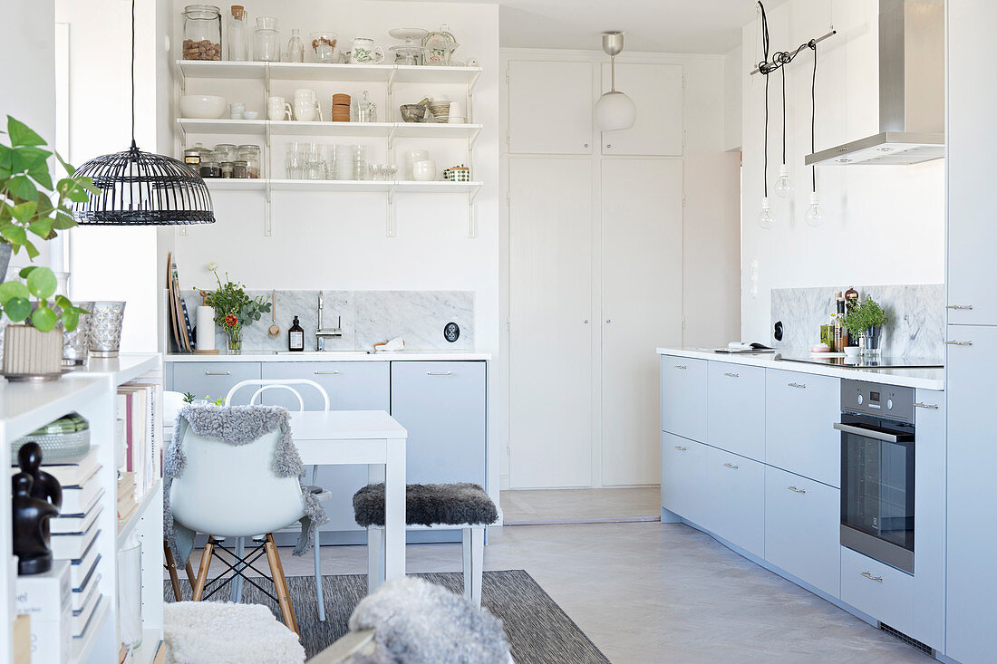 Offene Wohnküche in Weiß und Blaugrau