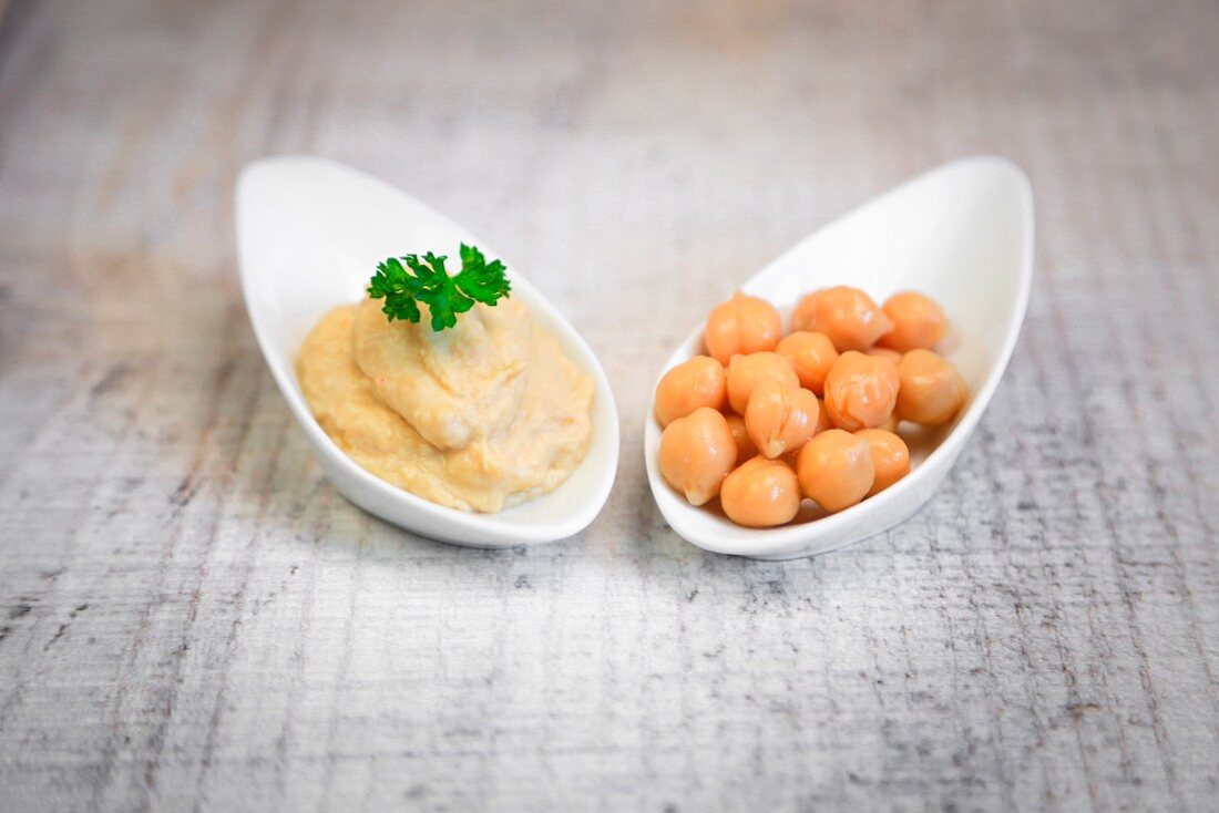 Houmous and dried chickpeas