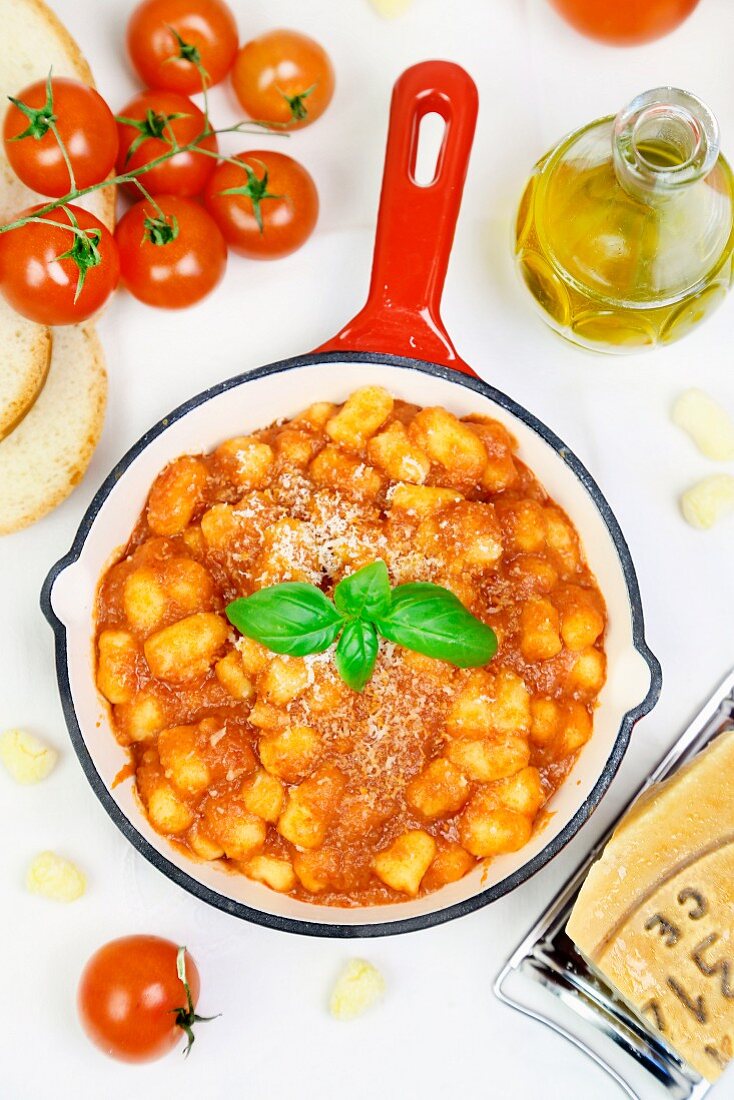 Kleine Gnocchi mit Tomatensauce und Parmesan