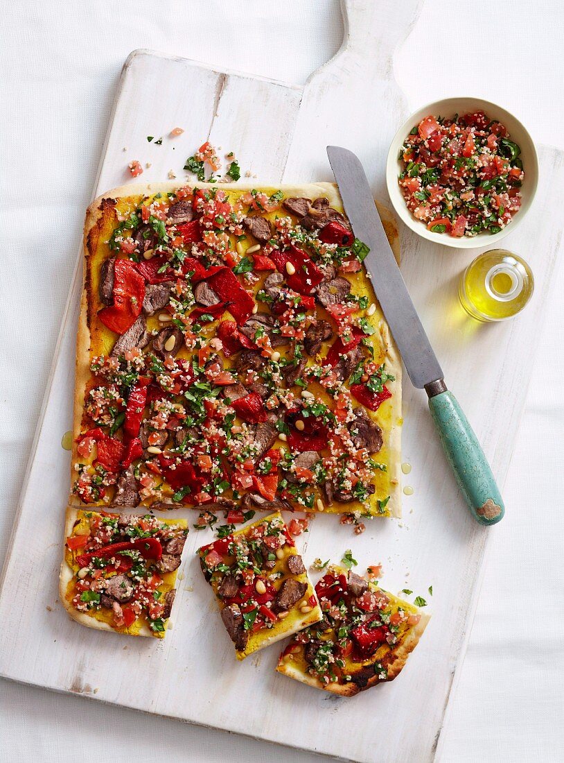 Lammfleisch-Taboule-Pizza mit Kümmel-Hummus