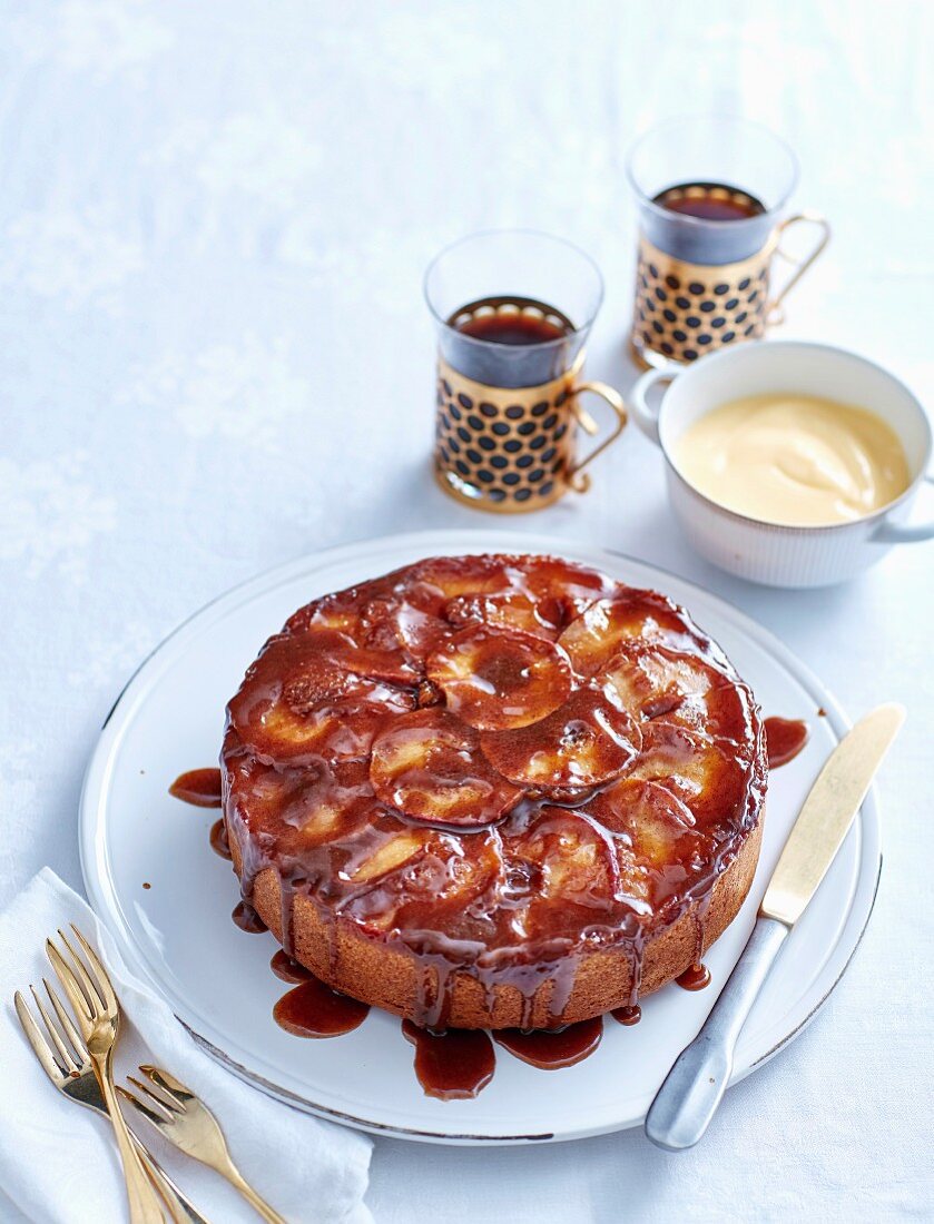 Ganzer Apfelkuchen mit Gewürzsirup