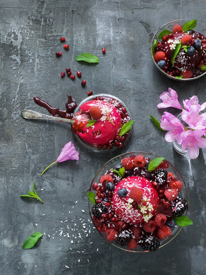 Beeren-Desserts mit Blumen und Minze