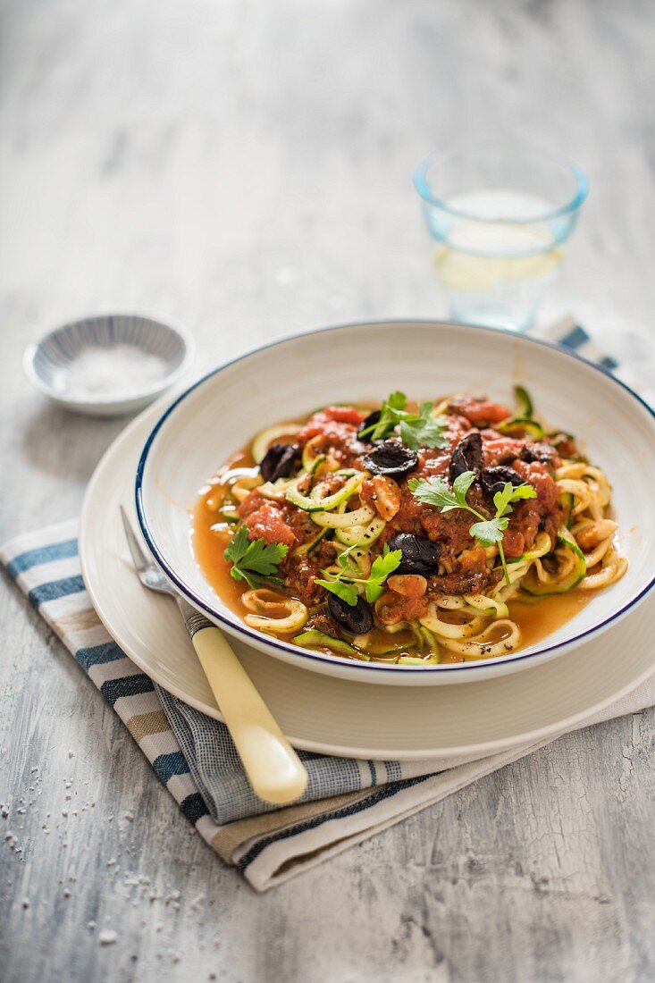 Zucchininudeln mit Sauce Puttanesca (Tomaten, Oliven, Kapern und Sardellen)