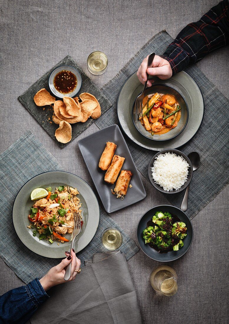 Spring rolls, prawns, fried rice, broccoli and crackers with dip (China)