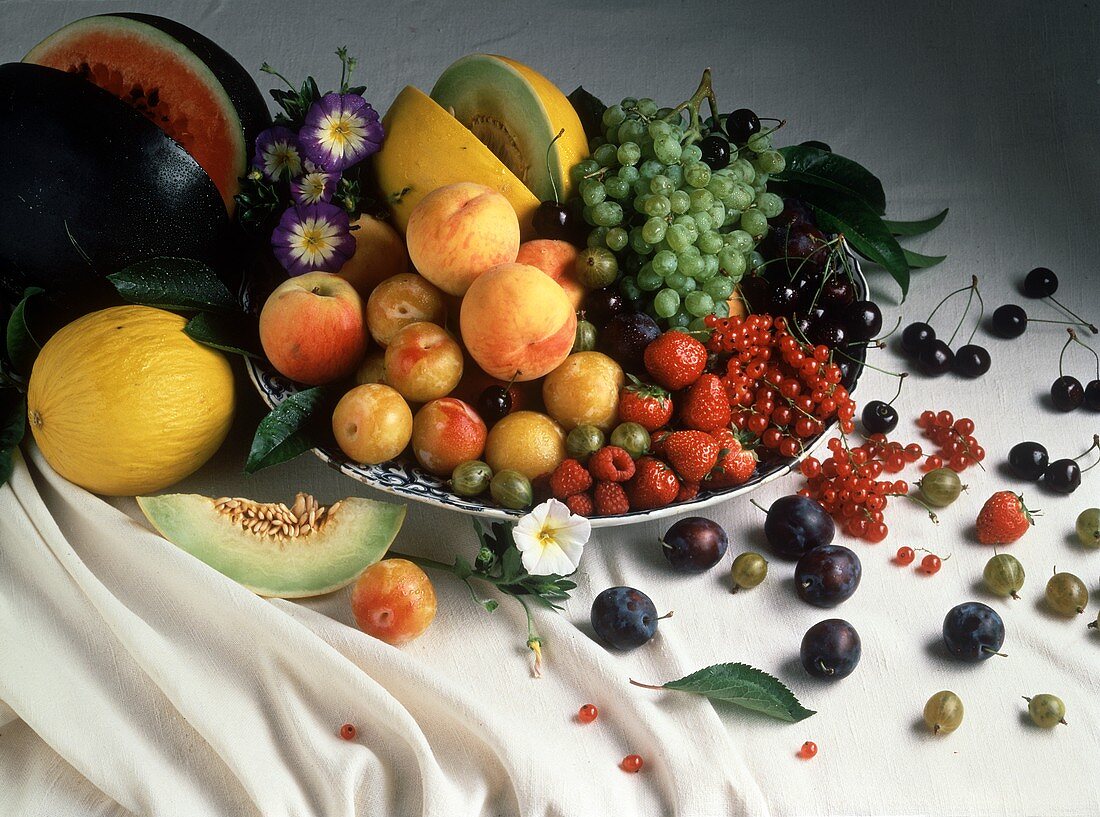 Stillleben mit Obst, Früchten, Beeren in der Schale