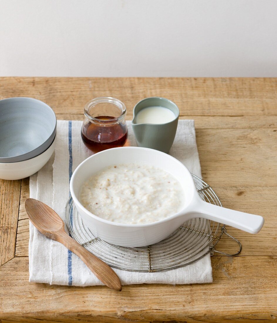 Porridge mit Milch und Ahornsirup