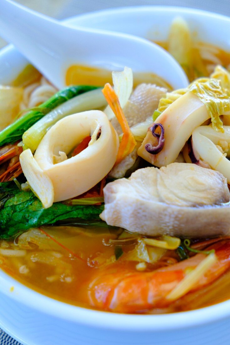Meeresfrüchtesuppe mit Gemüse (Vietnam)